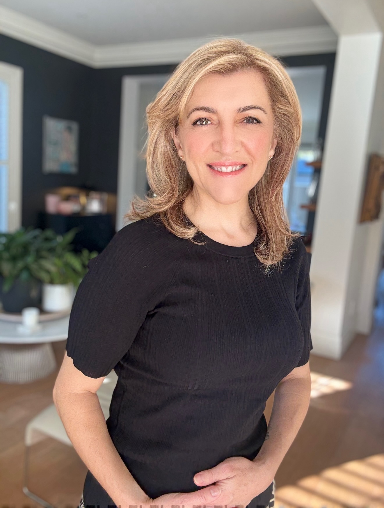 Facetune_24-05-2025-16-49-54 Gina Kantzas